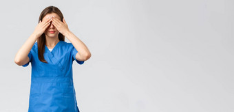 医疗保健工人防止病毒保险医学概念年轻的女人蓝色的实习医生风云医生护士关闭眼睛手蒙上眼睛医学站灰色背景