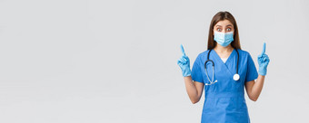 科维德防止病毒健康医疗保健工人概念惊讶好奇的女护士蓝色的<strong>实习</strong>医生风云<strong>个人</strong>保护设备指出手指发现有趣的新闻