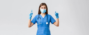科维德防止病毒健康医疗保健工人检疫概念兴奋女护士蓝色的实习医生风云医生诊所持有注射器灯泡冠状病毒疫苗