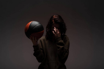 十几岁的女孩<strong>篮球</strong>轮廓工作室肖像黑暗背景