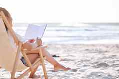 海洋好书拍摄认不出来女人阅读书海滩