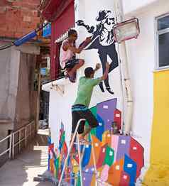 装修城市拍摄年轻的涂鸦艺术家绘画设计墙