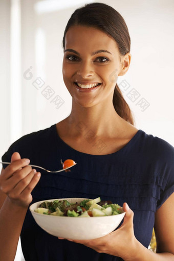 滋养身体美丽的年轻的女人吃碗沙拉首页