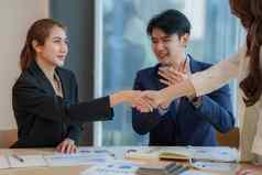 业务人成功的谈判握手庆祝活动伙伴关系团队合作业务交易概念
