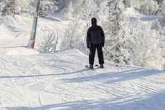滑雪山准备跑道阳光明媚的一天冬天休闲体育运动人概念