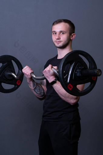 的家伙杠铃黑色的健身t恤肌肉发达的健美运动员重适合强大的培训体育运动物理重量饮食肱三头肌运动员年轻的动机肌肉手臂