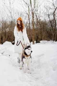 快乐的女人冬天衣服走狗雪冬天假期