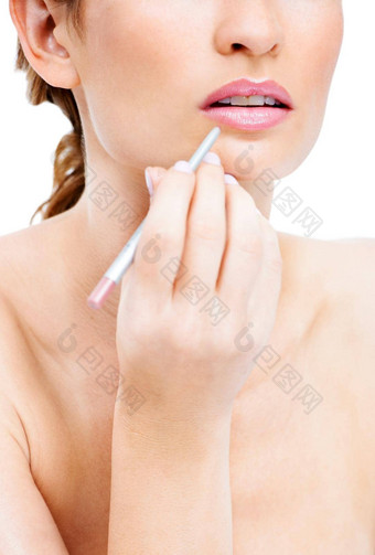 强调甜美的嘴唇光泽裁剪图像女人健康的发光的皮肤应用粉红色的光泽完整的嘴唇