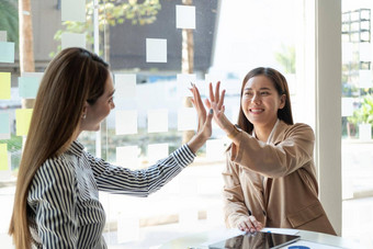 亚洲女商人给高的同事会议快乐业务专业人士会议办公室会议房间