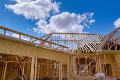 安装木梁建设屋顶桁架系统房子