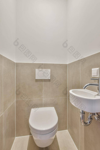 室内浴室覆盖米色瓷砖