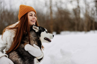 快乐的女人冬天衣服走狗雪生活方式