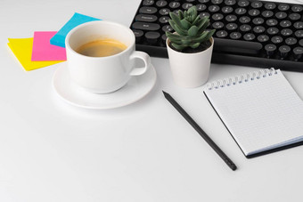 办公室桌子上移动PC空白笔记本咖啡杯