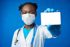 非洲美国医生女人持有空白空业务卡蓝色的工作室