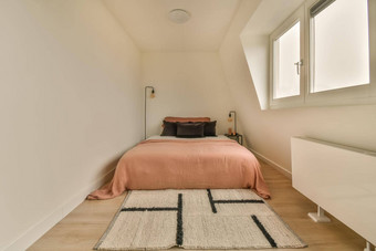 宽敞的白色卧室极简主义风格