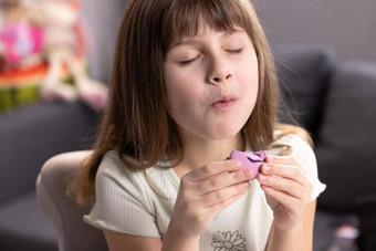 学校女孩首页背景舔嘴唇吃紫罗兰色的macaron关闭眼睛快乐甜点人甜蜜的牙美食感觉好美味的