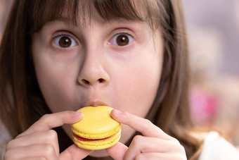 学校女孩<strong>首页</strong>背景舔嘴唇吃黄色的macaron<strong>甜点</strong>人甜蜜的牙美食感觉好美味的