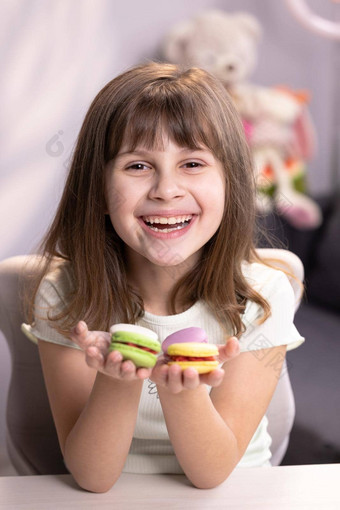有吸引力的微笑可爱的学校孩子女孩持有美味的<strong>饼</strong>干手相机传统的法国五彩缤纷的蛋白杏仁<strong>饼</strong>干食物概念