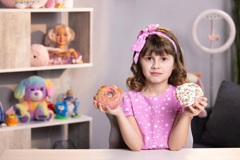 可爱的快乐的<strong>学校</strong>女孩选择粉红色的甜甜圈黄色的新鲜的蛋白杏仁饼干<strong>健康</strong>的生活方式糖果甜蜜的牙饮食