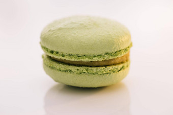绿色macaron糕点白色背景色彩斑斓的蛋糕蛋白杏仁饼孤立的摘要背景传统的法国五彩缤纷的蛋白杏仁饼干食物概念