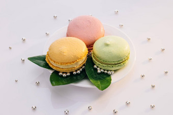 色彩斑斓的马卡龙白色板马卡龙甜点可爱的颜色分类柔和的彩色的macaron口味