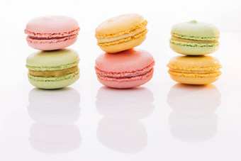 色彩斑斓的马卡龙甜点法国马卡龙白色背景色彩斑斓的蛋白杏仁饼干美味的甜蜜的颜色macaron