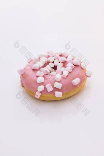 明亮的色彩斑斓的撒甜甜圈特写镜头拍摄白色背景分类甜甜圈口味粉红色的上釉洒甜甜圈
