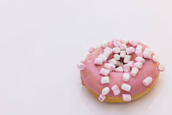 明亮的色彩斑斓的撒甜甜圈白色背景分类甜甜圈口味粉红色的上釉棉花糖甜甜圈