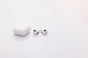 小工具电子设备无线耳机充电情况下无线耳机噪音取消技术蓝牙耳机孤立的白色背景