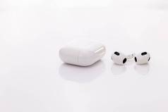 无线耳机充电情况下无线耳机噪音取消技术小工具电子设备蓝牙耳机孤立的白色背景