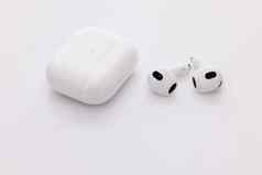 小工具电子设备无线耳机噪音取消技术无线耳机充电情况下蓝牙耳机孤立的白色背景
