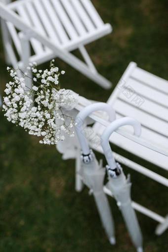 白色木椅子<strong>婚礼仪式</strong>