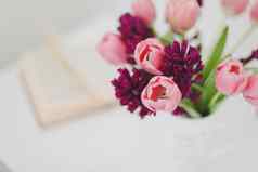 粉红色的郁金香花束日光春天斯特尔生活生日复活节概念