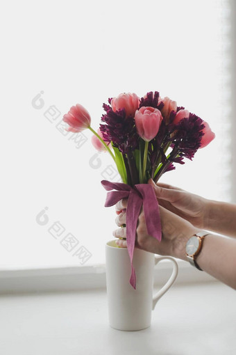 舒适的春天首页装饰粉红色的郁金香花束日光春天斯特尔生活生日复活节概念