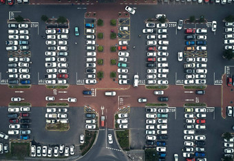停车很多填充高角拍摄大停车很多城市城市
