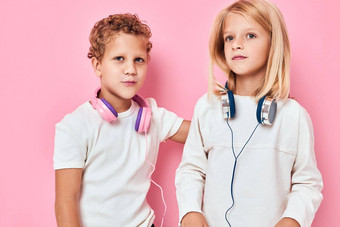 活跃的年轻的人站耳机粉红色的颜色背景