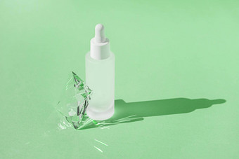 血清护肤品产品胶原蛋白肽白色瓶下降绿色背景水晶玻璃棱镜折射光影响射线光产品模型包装