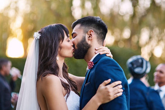 沟通爱裁剪拍摄充满深情的年轻的新婚夫妇接吻热情地婚礼一天客人背景