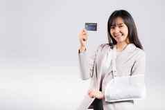 女人自信微笑破碎的手臂事故穿手臂夹板治疗紧急支付医疗账单信贷卡