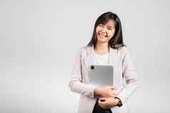 肖像亚洲美丽的年轻的女人微笑持有平板电脑电脑