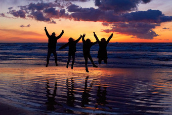 爱的活力自然轮廓集团人跳海滩日落