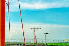 方法光机场方法光系统概念机场跑道方法灯如果机场栅栏安全景观机场绿色草场蓝色的天空