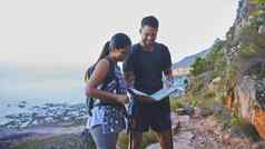 有帮助的情节徒步旅行路径拍摄年轻的夫妇指南书完整的徒步旅行山范围