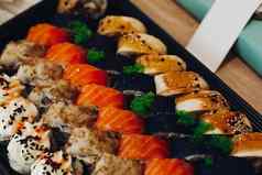 色彩斑斓的美味的令人垂涎的寿司集有趣的演讲