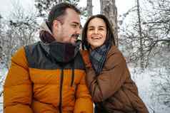 年轻的夫妇爱户外雪冬天森林