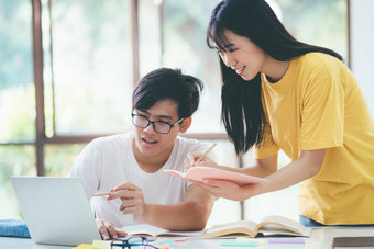 年轻的学生校园帮助朋友捕捉学习