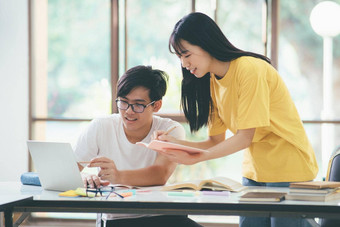 年轻的学生校园帮助朋友捕捉学习