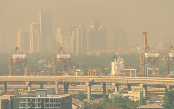 模糊照片城市景观被污染的空气空气污染<strong>烟雾</strong>细<strong>灰尘</strong>覆盖城市脏环境环境问题有毒<strong>灰尘</strong>空气污染肺癌症