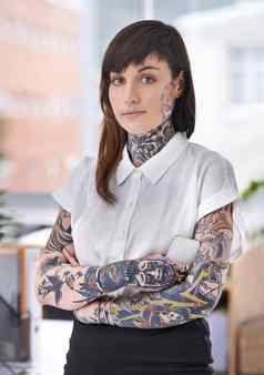 妍准备好了岩石企业场景tattoo-covered年轻的女商人办公室