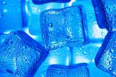 冰多维数据集水滴分散蓝色的背景前视图